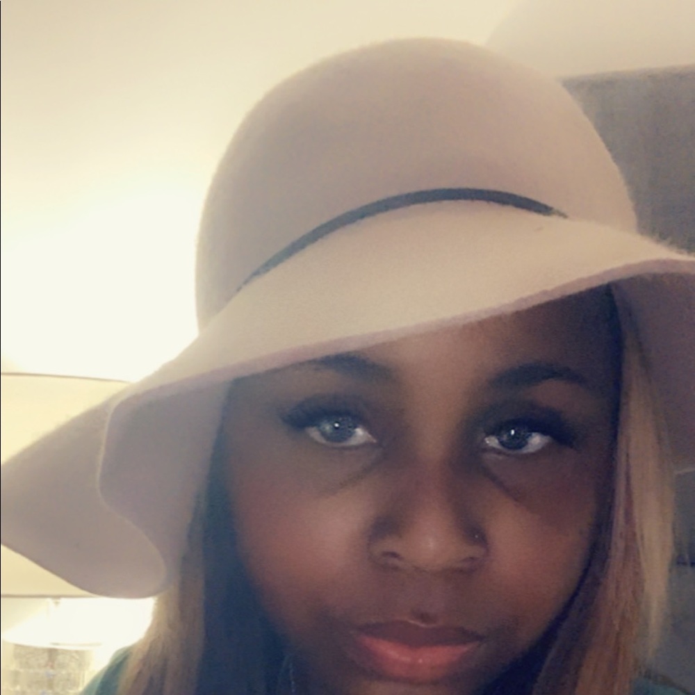 Nude color floppy hair with dark color band